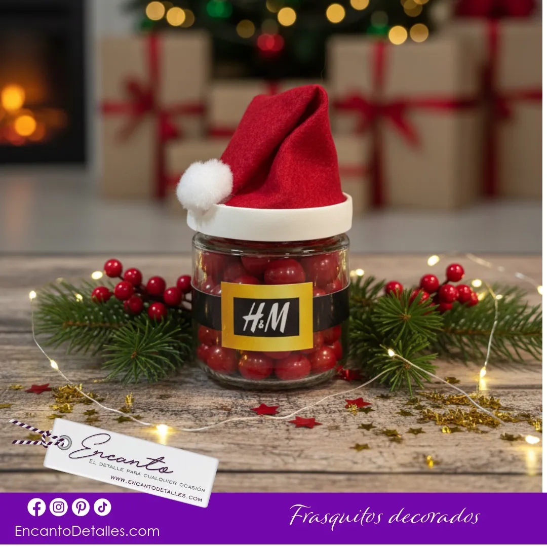 Frasco navideño con chocolates, gorro de Santa y etiqueta con logo de empresa