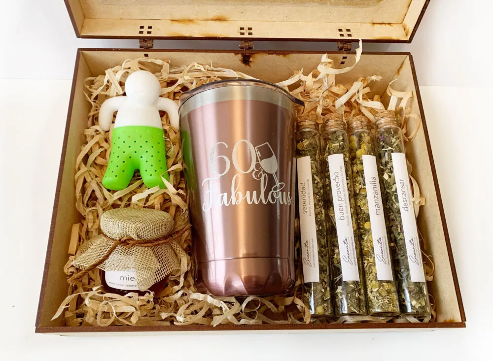 Caja de madera con termo rosa grabado, tisanas en tubos, miel e infusor